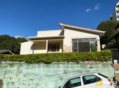 Duas Casas à Venda no Centro de Joaçaba!