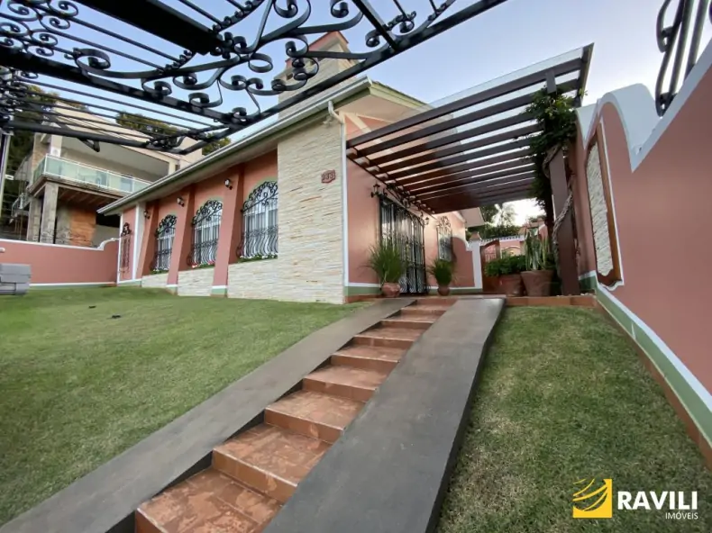 Casa Neocolonial Disponível para Venda!