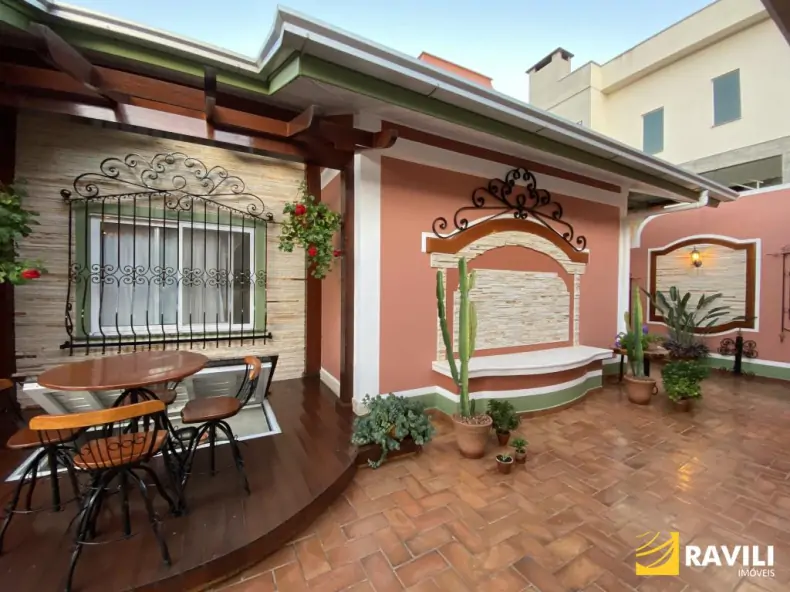 Casa Neocolonial Disponível para Venda!