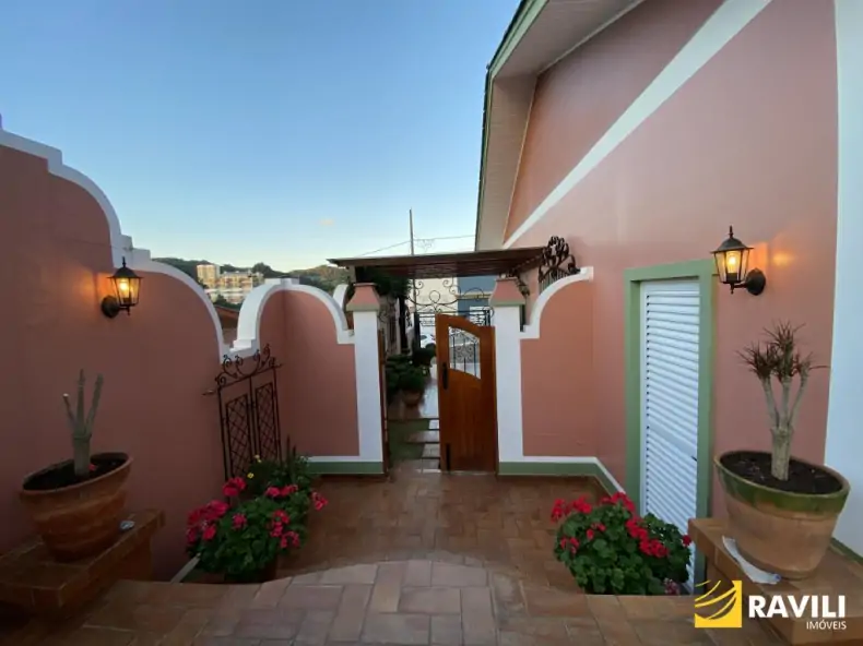 Casa Neocolonial Disponível para Venda!