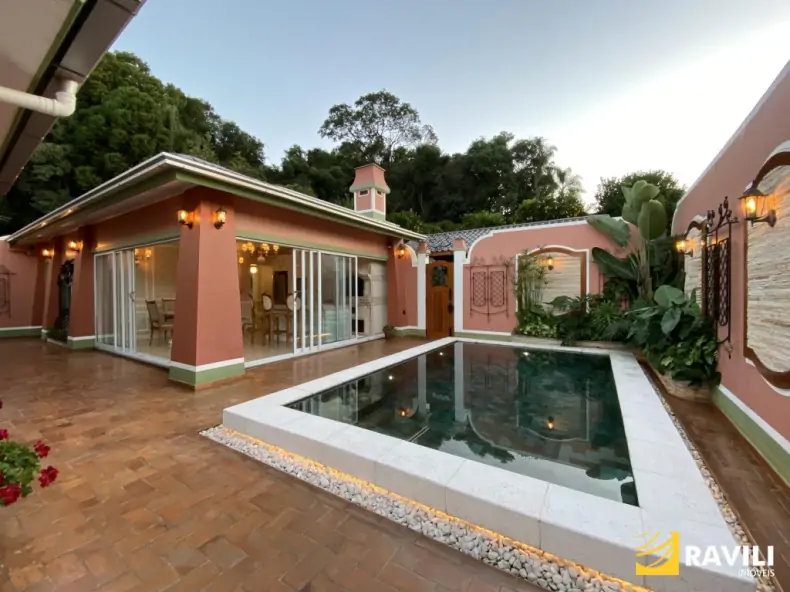 Casa Neocolonial Disponível para Venda!