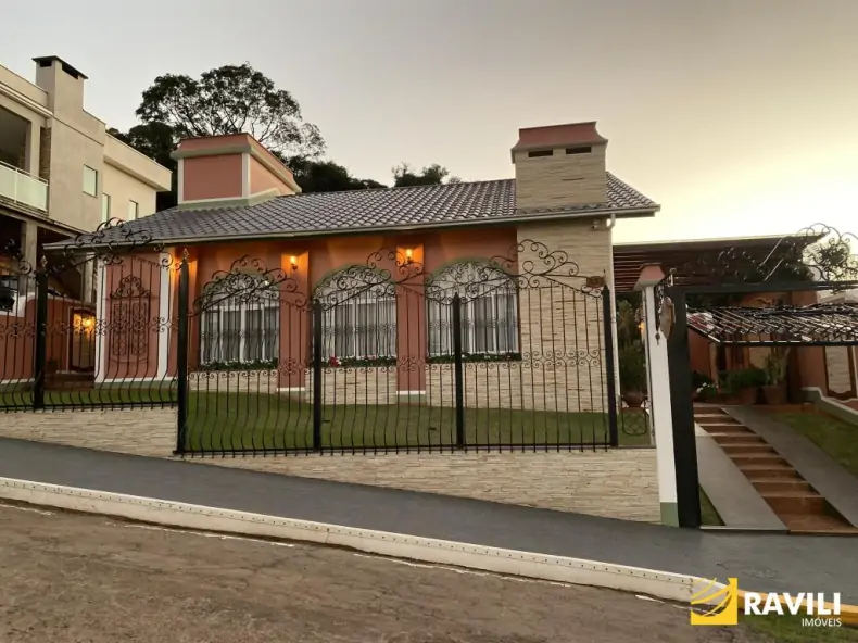 Casa Neocolonial Disponível para Venda!