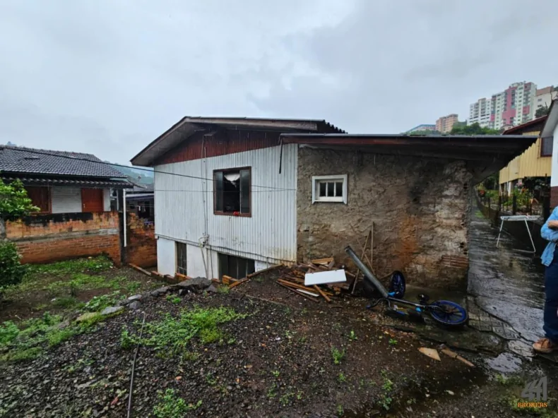  Casa com Duas Moradias Próximo ao Parque de Joaçaba!